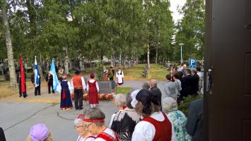 Kunniakäynti Seppeltervehdys Karjalaan jääneiden vainajien muistomerkillä. Kuva Tea Itkonen 2018