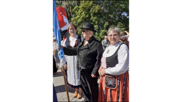 Sunnuntain juhlakulkueessa Lumivaaran lippua kantoi Arvo Nukarinen ,airueinaan Marja Junttila ja Anja Siltala