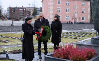 Sankarihaudalle seppeleen laskivat Sortavalan Pitäjäseurasta Kaija Kettunen-Mattila, Pasi Kettunen ja Marja Kettunen.