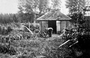 Häsälän Uuskartanon talon perustaja Martti Turkia oli oheisammatiltaan seppä, paja oli jo hänen ajaltaan 1900-luvun alusta. Väinö jatkoi isänsä ammattia ja virittelee tässä kylän niitto- ja haravakoneita alkavaan heinänkorjuusesonkiin. Uuskartano  1930-luku (Erkki Turkia)