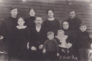 Matti Pystynen perheineen. Takarivissä vasemmalta Viktor, Manta, Lyydia (Einarin vaimo) ja Einar. Eturivissä vasemmalta Alina, Matti-isä, Uuno, Maria-äiti sylissään Helvi ja Vilho. (Pertti Pystynen)