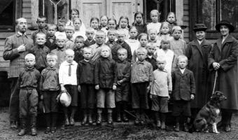 Nurmin koulun oppilaat ja opettaja Juho Valve v. 1924.