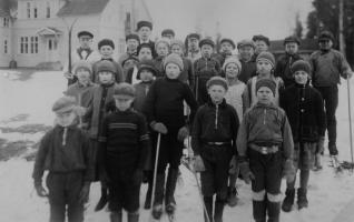 Koulun hiihtokilpailut 1920-luvulla.