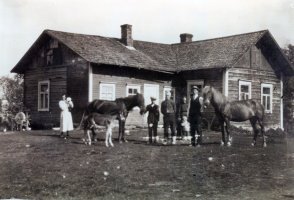 Rakkolan perhe asui Vahvialan kirkonkylässä Metson tilalla.