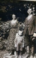 Lydia ja Matti Viipurissa poikansa Ahtin kanssa. Viipuri 1936 (Veikko Rakkola)