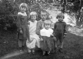 Matti ja Lydia Rakkolan perheen viisi vanhinta lasta: vas. Eila, Sirkka, Olavi (käytti toista nimeään Ahti), Arvo (käytti nimeä Veikko), pienin edessä Liisa. Myöhemmin Vahvialassa syntyi vielä 4 lasta. 1930 (Leena Borg)