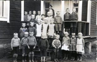 Sipilän koulun oppilaita koulun portailla. Veikko Rakkola toisessa rivissä 2. vasemmalta, merkitty ristillä. Sipilän koulu 1937 (Leena Borg)