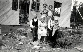 Anttolaisen perhe on palannut evakkopaikastaan Pöytyältä 1942 ja uutta kotia rakennetaan poltetun tilalle