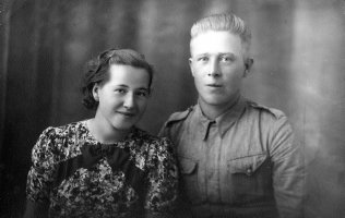 Aaro Vahvelainen s. 1913 ja vaimo Julia