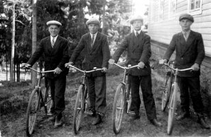 Miehet polkupyörineen