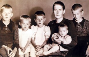 Veikko ja Kalevi halusivat Ruotsiin sotalapsiksi ja äiti halusi ottaa kaikista lapsistaan yhteiskuvan ennen lähtöä