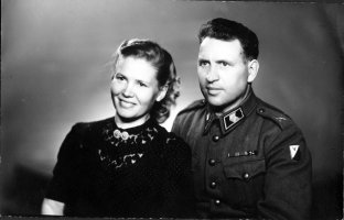 Toini Vahvelaisen ja Mikko Mälkin kihlajaiset 1943