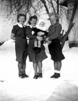 Vahvelaisen siskokset Toini, Vieno ja Elna  käymässä kotona