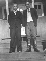 Antti ja Eino Vahvelainen Koivulan rappusilla 1943
