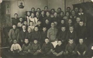 Koululaisia 1910-luvun alussa, opettaja Hilma Lampén, koululaiset syntyneet 1898-1905. Tervajärven koulu (Mälkin kuvakokoelma)