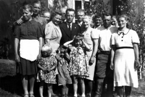 Maunu Niemen ja Elna Vahvelaiset häät juhannuksena 1942 Niemellä.