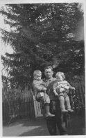 Emil Metso ent. Messo 1903-1980 lastensa kanssa kotikuusen alla v. 1939