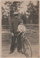 Eevert ja Väinö Siiri pyöräilemässä