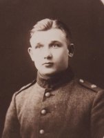 Louko Antti s. 8.8.1903 Viipurin mlk asemamies, kersantti 3./ErP 3  k. 12.2.1940 Summa SotaS, kuoli haavoittuneena, haudattu Lappeenrannan sankarihautausmaa