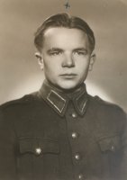 Riiheläinen Vilho Armas s. 17.1.1921 Vahviala talollisen poika, sotamies 5./JR 60  k. 25.6.1944 Karisalmi Viipurin mlk, kaatui, ruumis evakuoitu ja haudattu Luumäki, siirtokarjalalaisten sankarihauta-alue