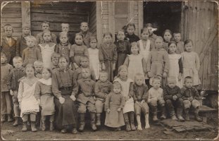 Vanhakylän lapsia kiertokoulussa. Opettaja Aino Mansikkamaa. 1922? (Terttu Sakkara)