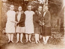 Vanhakylän tyttöjä v 1929, vas Aune Käki, Aino Ampuja, Siiri Liikkanen, Helmi Ampuja ja Lempi Ampuja (myöh Sollo). 