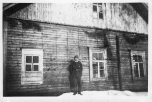 Mikon ja Lyylin esikoispoika Pentti lomalla asepalveluksesta talvella 1943. Pentti palveli kirvesmiehenä, vartiomiehenä ja huoltotehtävissä kotiutuen marraskuussa 1944. Vanhakylä Etu-Helkala 1943 (Veikko Ampuja)