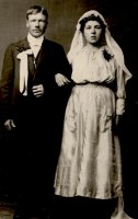 Elsa Juhanantr Ampuja vihittiin August Heiskan kanssa 30.3.1919 Viipurin msrk:n kirkossa. Viipurin valokuvaamo (Rauno Heiska)