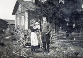 Urho Päkin perhe Säkkijärveltä osti Seppälän tilan vuonna 1934 Mikko ja Tilda Ampujalta. Kuvassa Urho (1906-1983) ja Impi Päkki (1913-1993) sylissään vanhin lapsensa Raija (s. 1936) talonsa luona, joka paloi talvisodassa. Seppälä 1937 (Jorma Päkki)
