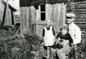 Urho Päkki (1906-1983) saunan edessä v 1942 sylissään poika Matti (s. 1941) ja vieressään tytär Raija (s. 1936). Sauna oli tilapäisenä asuntona sillä aikaa kun talvisodassa palaneen asuinrakennuksen tilalle rakennettiin uutta taloa.  Seppälä 1942 (Jorma Päkki)