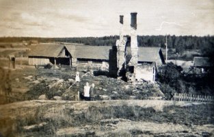 Talvisodassa palaneen talon rauniot, taustalla Päkin navetta. Raunioilla takimmaisena Raija Päkki (s. 1936), joka syksyllä 1943 aloitti koulunsa aivan lähellä sijainneessa kansakoulussa.  Seppälä 1942 (Jorma Päkki)