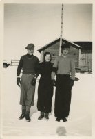 Vanhakylän nuoria Niemelänmäellä vappuna 1938. Vasemmalla Lauri Metso, muut tuntemattomia. Maassa oli vielä paljon lunta, mutta etelärinteissä oli jo sulia pälviä. Vanhakylän Niemelänmäki 1.4.1938 (Sirkku Lehto)