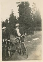 Suomessa polkupyörät alkoivat yleistyä nykyisessä muodossaan 1920-luvulla ja 30-luvulla niitä hankittiin myös Vanhakylään. Kuvassa Lauri Metso (oik) kaverinsa kanssa pyöräretkellä. Vanhakylä 1939 (Sirkku Lehto)