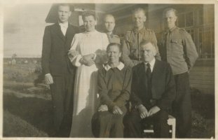 Matin tytär Kaino Annikki vihittiin syksyllä 1942, puoliso ..... Perheen pojat Toivo, Yrjö ja Lauri pääsivät rintamalta lomalle hääjuhlaa varten. Vanhakylän Niemelä 20.9.1942 (Sirkku Lehto)