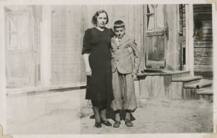 Erkki Mitikka äitinsä Sinikka Mitikan kanssa Valkealassa kesällä 1941. Perhe ei palannut kotiseudulle Vanhakylään, kotitalo oli tuhoutunut sodassa. Viljo hakeutui Tielaitoksen palvelukseen. (Erkki Mitikka)