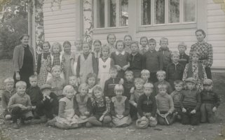 Erkki Mitikka, seisomassa viides oikealta, kansakoulussa Valkealan kirkolla keväällä 1942. (Erkki Mitikka)