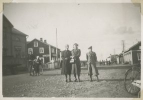 Erkki Mitikka äitinsä kanssa Sodankylän kirkolla, samana päivänä kun suomalaiset joukot valtasivat Viipurin jatkosodan alussa. Erkin jalassa evakkopaikkakunnalla Valkealassa keväällä 1941 koulun päättäjäisiin saadut golf-housut. (Erkki Mitikka)