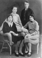 Maria ja Matti Ristolan perheeseen syntyi kuusi tytärtä ja kaksi poikaa. Kuvassa tyttäret Laina (vas), Elsa, Matilda ja Saima  (Toni Vanhala)