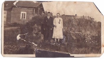 Anton Mitikan ja Ida Käen häät Paavolan pihamaalla 1920-luvulla.  Paavolan talo sijaitsi Etu-Mitikan alueella Metsbergin mäeltä laskeduttaessa alas Tervajoen varteen. (Marja-Liisa Heikkinen)