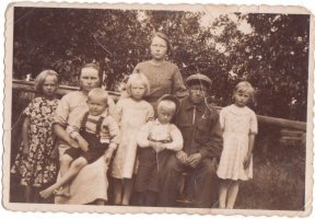 Mitikan perhe kotitalonsa Tervahauta 3:63 pihalla 9.8.1936. (Marja-Liisa Heikkinen)